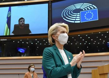 Avrupa Parlamentosu ayakta alkışladı: Bombardıman altında konuşan Zelenski, dün 16 çocuğun yaşamını yitirdiğini söyledi