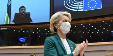 Avrupa Parlamentosu ayakta alkışladı: Bombardıman altında konuşan Zelenski, dün 16 çocuğun yaşamını yitirdiğini söyledi
