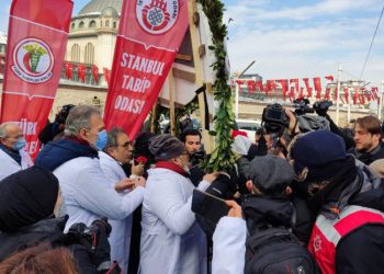 Tabipler Birliği’nin, Taksim’e çelenk konması engillendi: Doktorlar, ‘Utan Erdoğan!’ sloganları attı