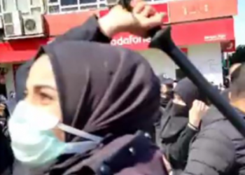 Erdoğan’ın ‘başörtülü bacıları’ yalanı: AKP rejminin ‘başörtülü’ polisinden, başörtülü kadına coplu dayak