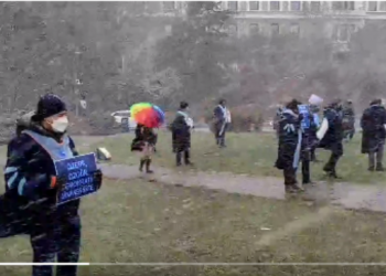 Boğaziçili akademisyenler fırtınada da rektörlüğe sırt döndü