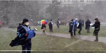 Boğaziçili akademisyenler fırtınada da rektörlüğe sırt döndü