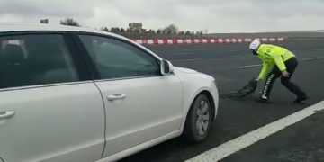 İnanılacak gibi değil, resmen eşkıya devleti: Polis, Semra Kuytul’un otomobilinin önüne kapan attı!