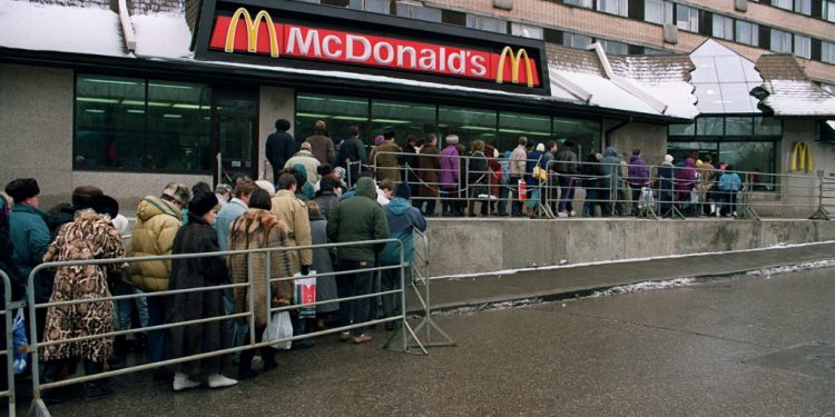 McDonald’s Rusya’daki 850 restoranını kapatıyor