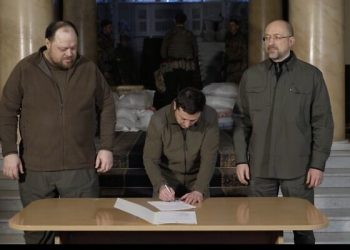 Devlet Başkanı Vladimir Zelenskiy imzaladı: Ukrayna, AB üyelik sürecini resmen başlattı