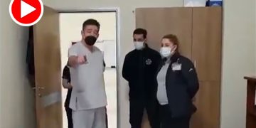 Greve tepki gösteren başhekim, özel güvenlikle doktorların odasını bastı