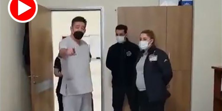 Greve tepki gösteren başhekim, özel güvenlikle doktorların odasını bastı