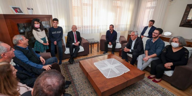 CHP Lideri Kemal Kılıçdaroğlu, Diyarbakır Cezaevi’nin işkence mağdurlarını ziyaret etti