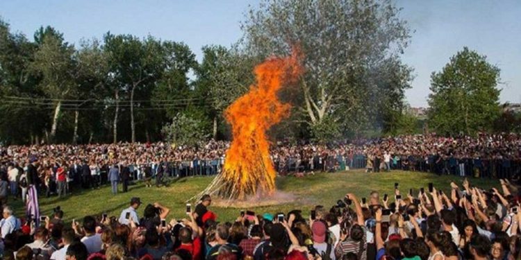 Türkiye’de Newroz coşkusu: Yüzbinlerce kişi alanlarda