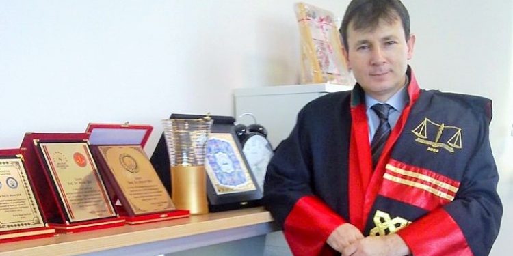 KHK ile üniversitesi kapatıldı: Hukuk profesörü Murat Şen, olmayan delilden 50 aydır cezaevinde