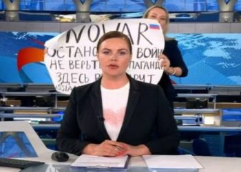 Rus TV kanalındaki canlı yayınında savaş karşıtı protesto: Propagandaya inanmayın, yalan söyleniyor