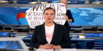 Rus TV kanalındaki canlı yayınında savaş karşıtı protesto: Propagandaya inanmayın, yalan söyleniyor