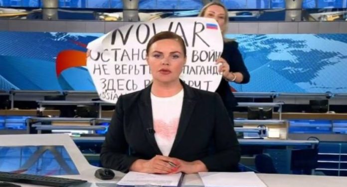 Rus TV kanalındaki canlı yayınında savaş karşıtı protesto: Propagandaya inanmayın, yalan söyleniyor