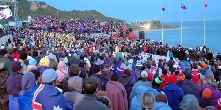 Avustralyalılar, Anzaklar ‘şafak ayini’ ile Gelibolu Yarımadası’nda atalarını andı