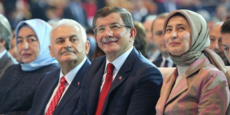 Davutoğlu’ndan AKP’li Binali Yıldırım için bomba itiraf: Benden sonraki başbakan gibi milyarlarıma milyarlar katmadım