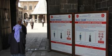 Diyarbakır Ulu Camii’nde Rusça var, Kürtçe yok