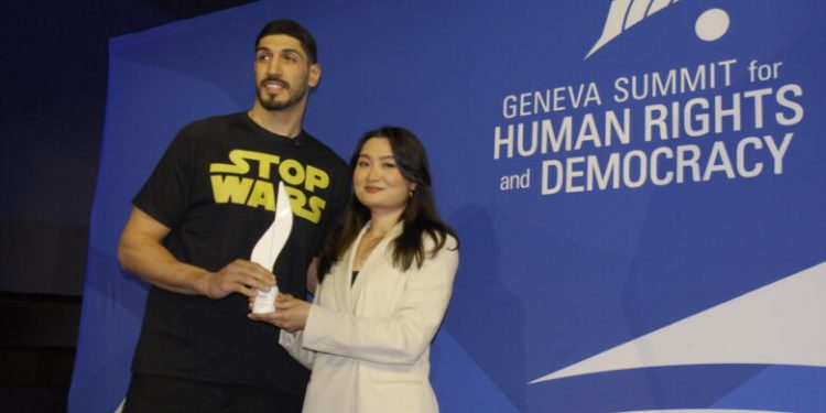 Zulüm için NBA kariyerini bir kenara koydu: Çin zulmüne susmayan Enes Kanter’e Freedom ‘Cesaret Ödülü’