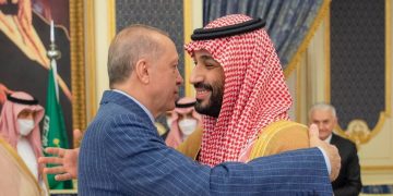 Erdoğan, Kaşıkçı’nın katili olarak işaret ettiği Prens Selman’la kucaklaştı