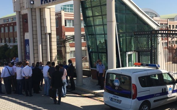 Bantla gizlenen eşyalar ortaya çıktı: Fatih Koleji’nin yağmalanan eşyaları Gençlik  ve Spor Bakanlığı salonlarında