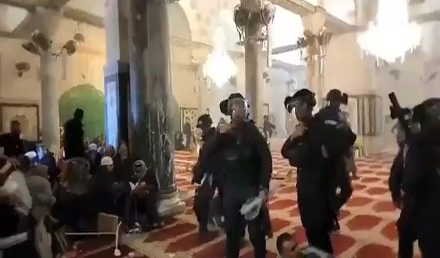 En az 90 Filistinli yaralandı: İsrail polisi Mescid-i Aksa’da bulunan Kıble Mescidi’ne girdi
