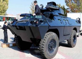 AKP’nin zulmü bitmiyor: Babası evde bulunamayınca 3 yaşındaki çocuk gözaltına alınarak, panzerle emniyete götürüldü