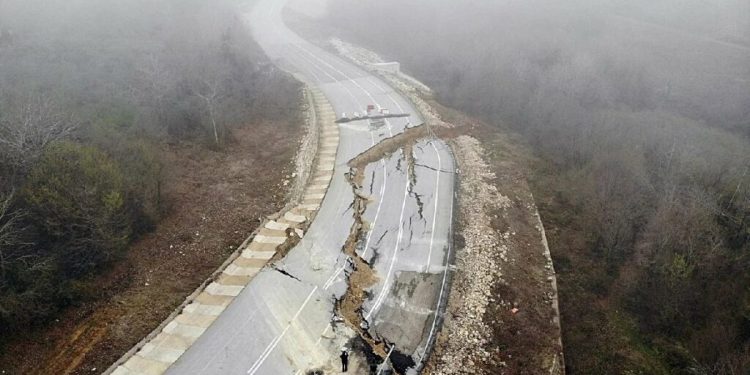 AKP’nin yolları bir bir çöküyor: Milletin milyonlarını heba ediyorlar