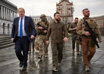 İngiltere’den askeri teçhizat sözü: İngiltere Başbakanı Johnson, Zelenskiy ile başkent Kiev sokaklarında yürüdü