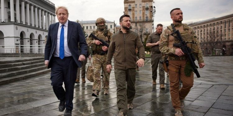 İngiltere’den askeri teçhizat sözü: İngiltere Başbakanı Johnson, Zelenskiy ile başkent Kiev sokaklarında yürüdü