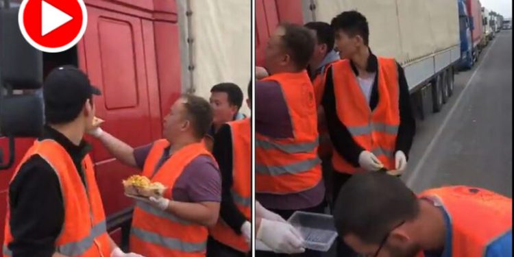 Orta Asya’da Hizmet okulu mezunları yolda kalanlara iftarlık dağıttı