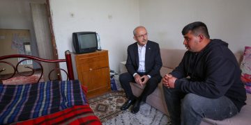 Kılıçdaroğlu, elektriği kesilen aileye dayanışma ziyaretinde bulundu