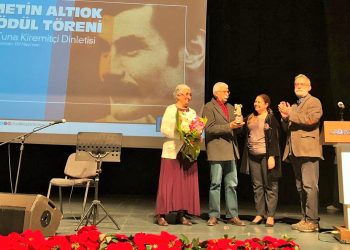 28 yıldır cezaevinde olan Şair lhan Sami Çomak’ın ödülünü anne ve babası aldı