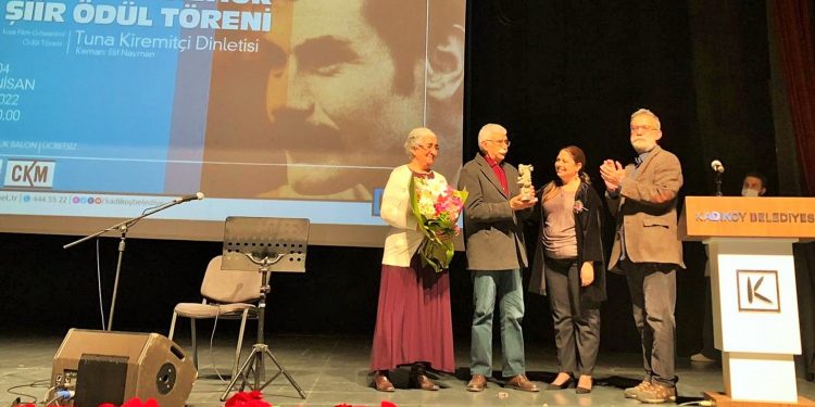 28 yıldır cezaevinde olan Şair lhan Sami Çomak’ın ödülünü anne ve babası aldı