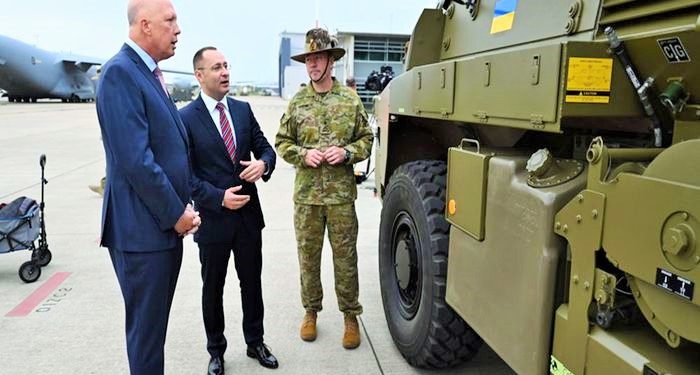 Avustralya’dan Ukrayna’ya zırhlı araç desteği: C-17 Globemaster uçağıyla Avrupa’ya sevk edildi