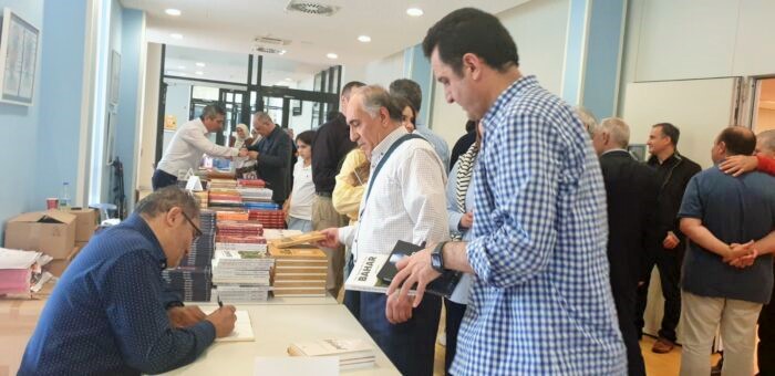 Kitap severler Kölnde buluştu: Yazarlar imza günü nedeniyle okurlarıyla buluştu