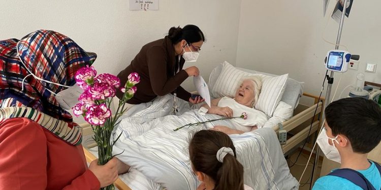 Almanya’daki Mosaik Dialog Derneği’den, Anneler Günü’nde Huzur Evi’ne duygulandıran ziyaret
