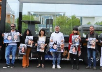 Aslı Erdoğan ve Can Dündar’den Berlin’de kelepçeli Gezi Davası protestosu