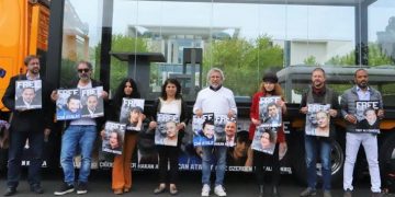 Aslı Erdoğan ve Can Dündar’den Berlin’de kelepçeli Gezi Davası protestosu