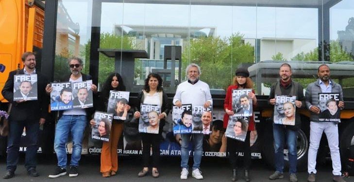 Aslı Erdoğan ve Can Dündar’den Berlin’de kelepçeli Gezi Davası protestosu