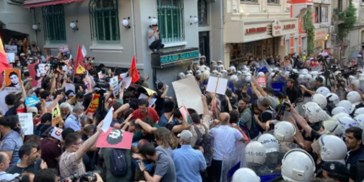 Gezi’nin 9. yılında da şiddet devam ediyor: Polis, Taksim’de yürümek isteyenlere cop ve biber gazıyla saldırdı