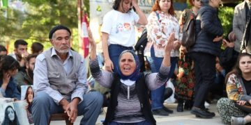 Oturma eylemini başlatan  Gülistan Doku’nun ailesi: Bulacağına söz verdin, nerdesin sen Süleyman Soylu?