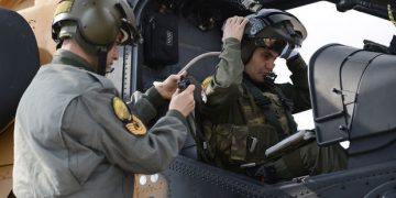 TSK, darbeden yargılanan pilot eğitmenlerine sarıldı