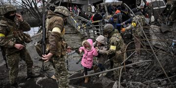 Rus güçleri Ukrayna’nın doğusunda bir okulu vurdu: 60 kişi enkaz altında kaldı