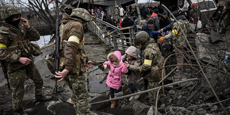 Rus güçleri Ukrayna’nın doğusunda bir okulu vurdu: 60 kişi enkaz altında kaldı