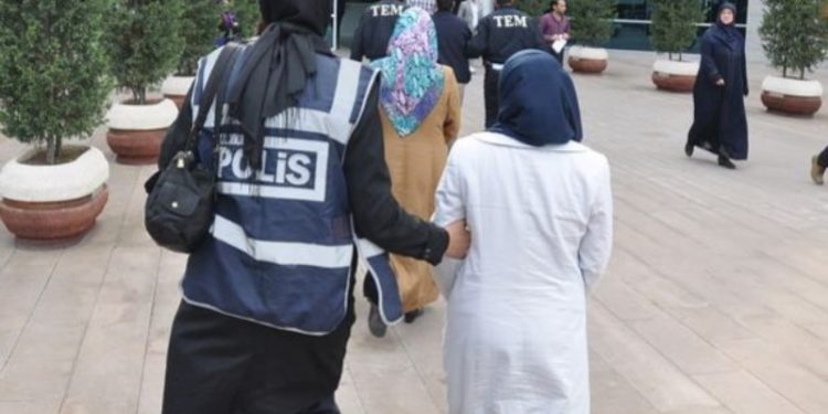Sakarya’da ev hanımlarına ve KHK’lı polis eşlerine operasyon: Seni öttürürüm
