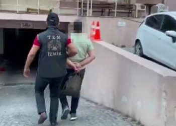 İzmir’de TEM polisi dronla çekip medyaya servis etti: 21 kişiye ters kelepçeli gözaltı