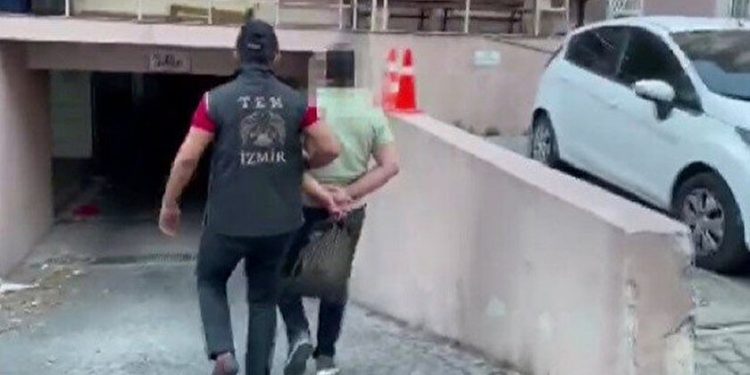 İzmir’de TEM polisi dronla çekip medyaya servis etti: 21 kişiye ters kelepçeli gözaltı