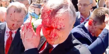 Polonya’da Rusya büyükelçisine boyalı saldırı