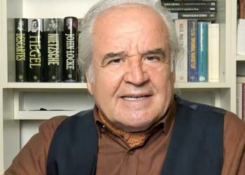 Yazar Bayraktaroğlu: Beni KHK’lıların ellerine bırakın silahı, toplu iğne bile aldığına ikna edemezsiniz