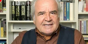 Yazar Bayraktaroğlu: Beni KHK’lıların ellerine bırakın silahı, toplu iğne bile aldığına ikna edemezsiniz