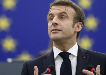 Fransa’da milletvekili seçiminin ilk turunu 21 bin oy farkla Macron kazandı